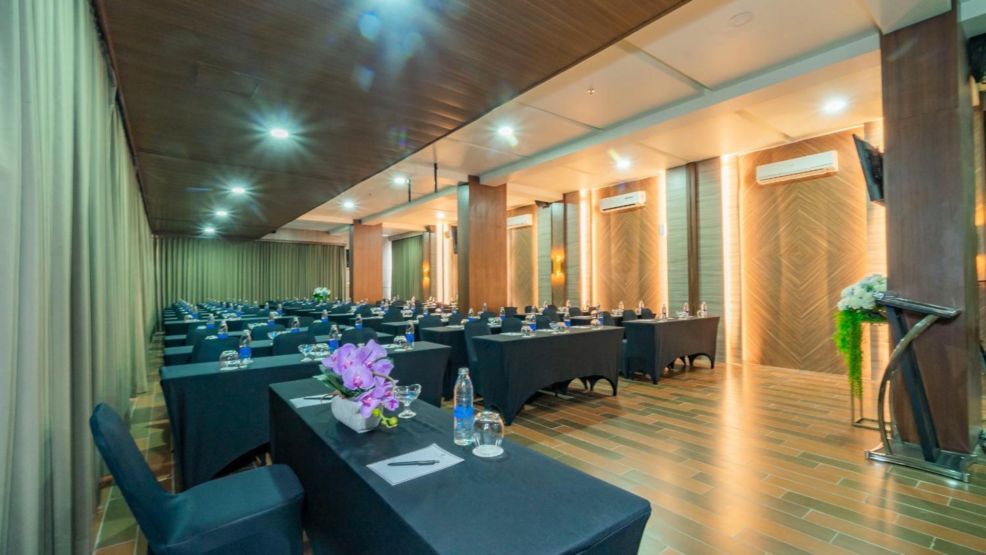 City Of Aventus Hotel - Denpasar Екстер'єр фото