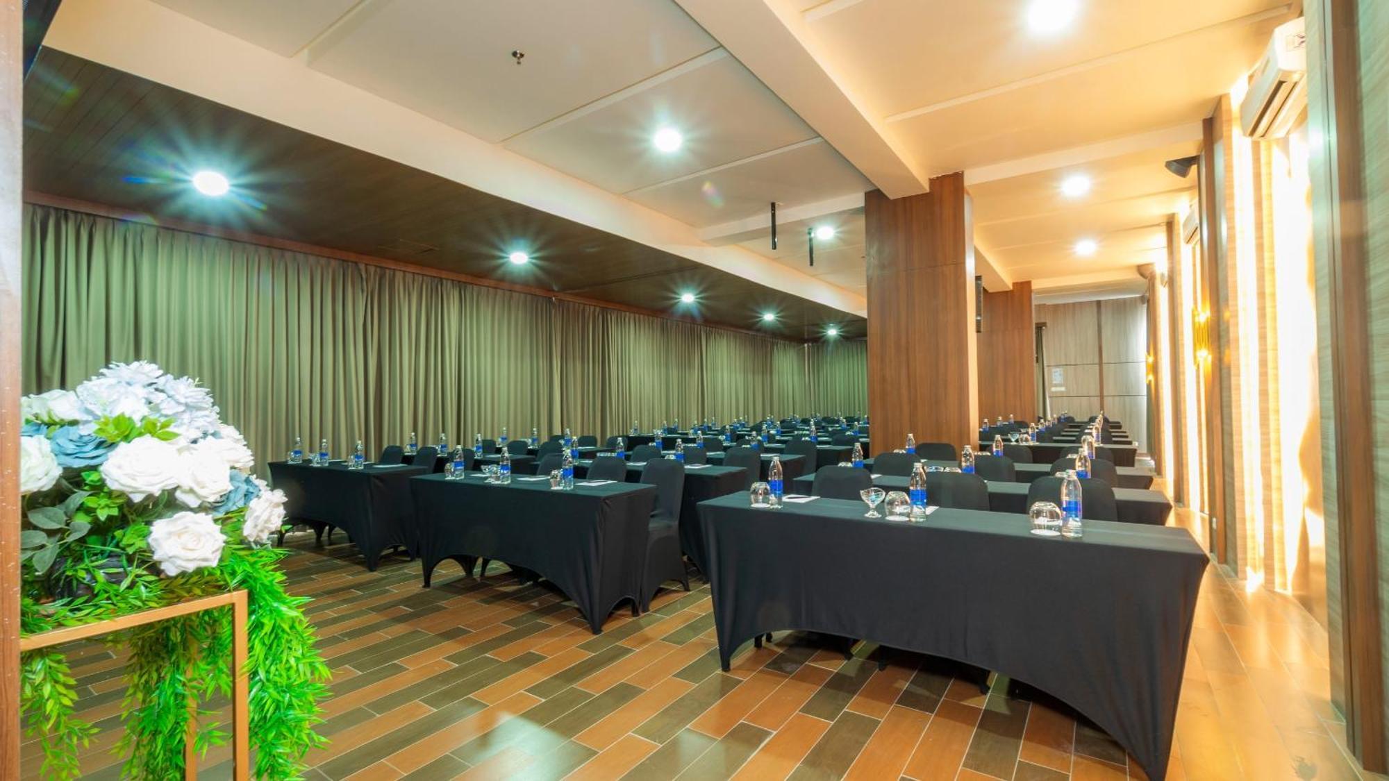 City Of Aventus Hotel - Denpasar Екстер'єр фото